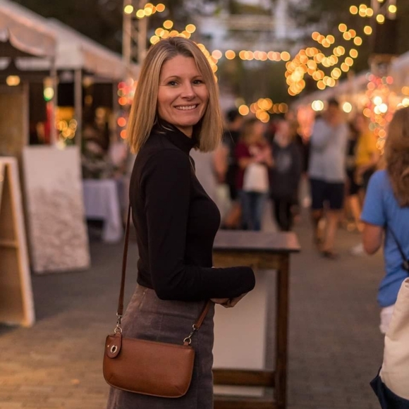 Meet your Posher, Andrea - Picture 2 of 3